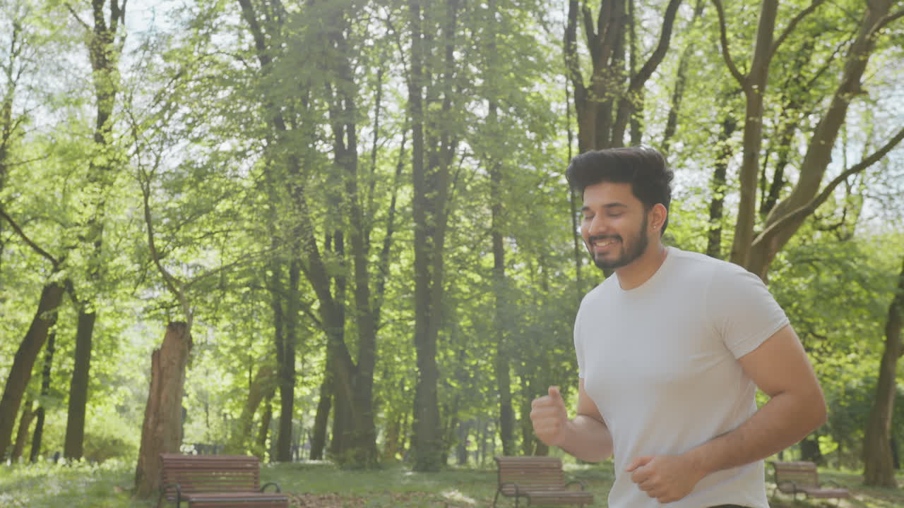 공원에서 조하는 남자