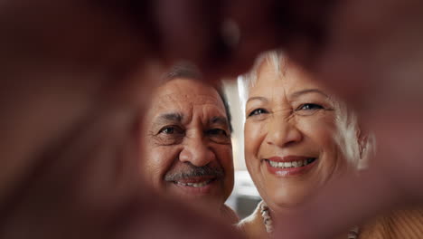 Feliz,-Selfie-Y-Pareja-Mayor-En-Una-Sala-De-Estar