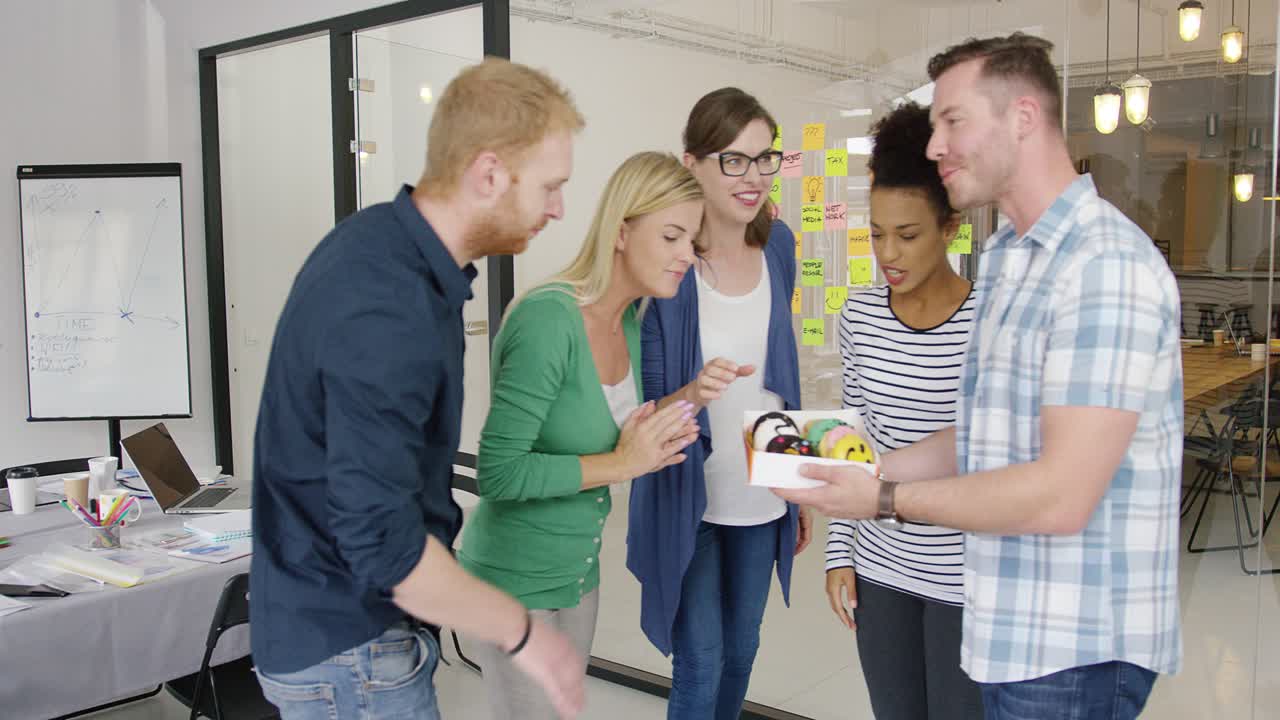 hombre compartiendo con colegas