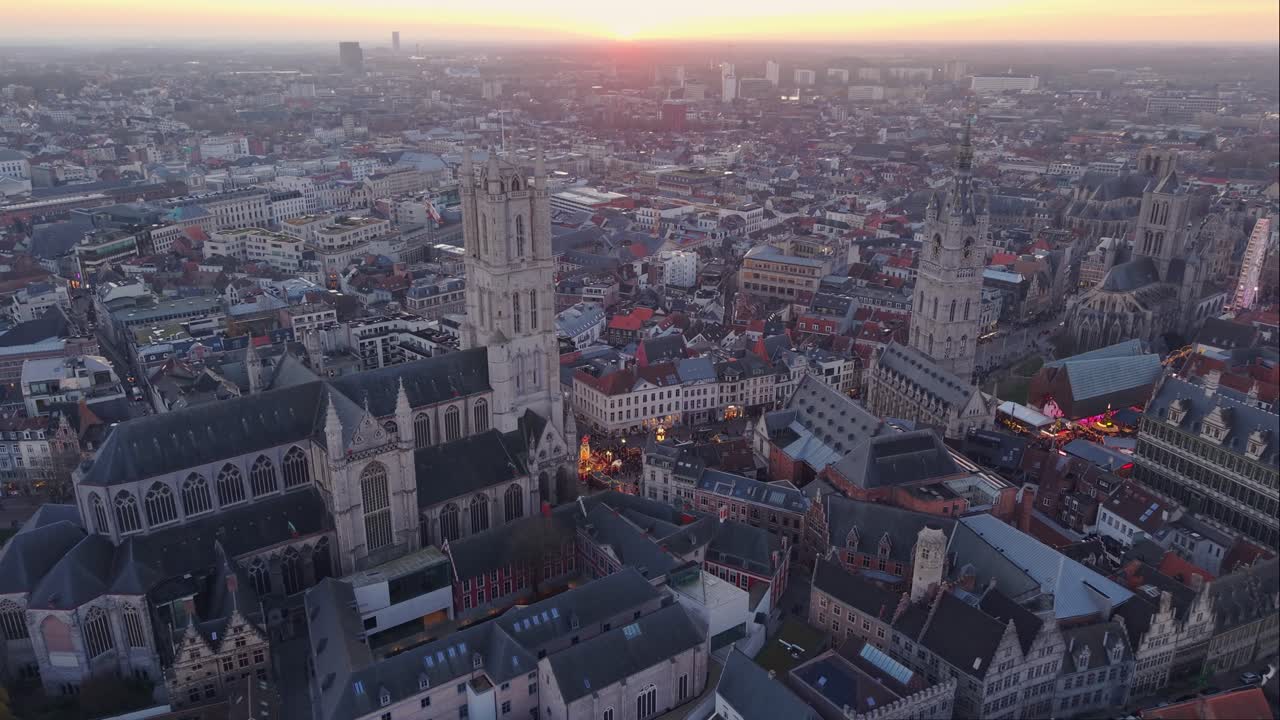 Splendida ripresa aerea con drone al tramonto sopra il centro storico di Gent, che cattura monumenti storici, strade acciottolate e l'affascinante skyline della città