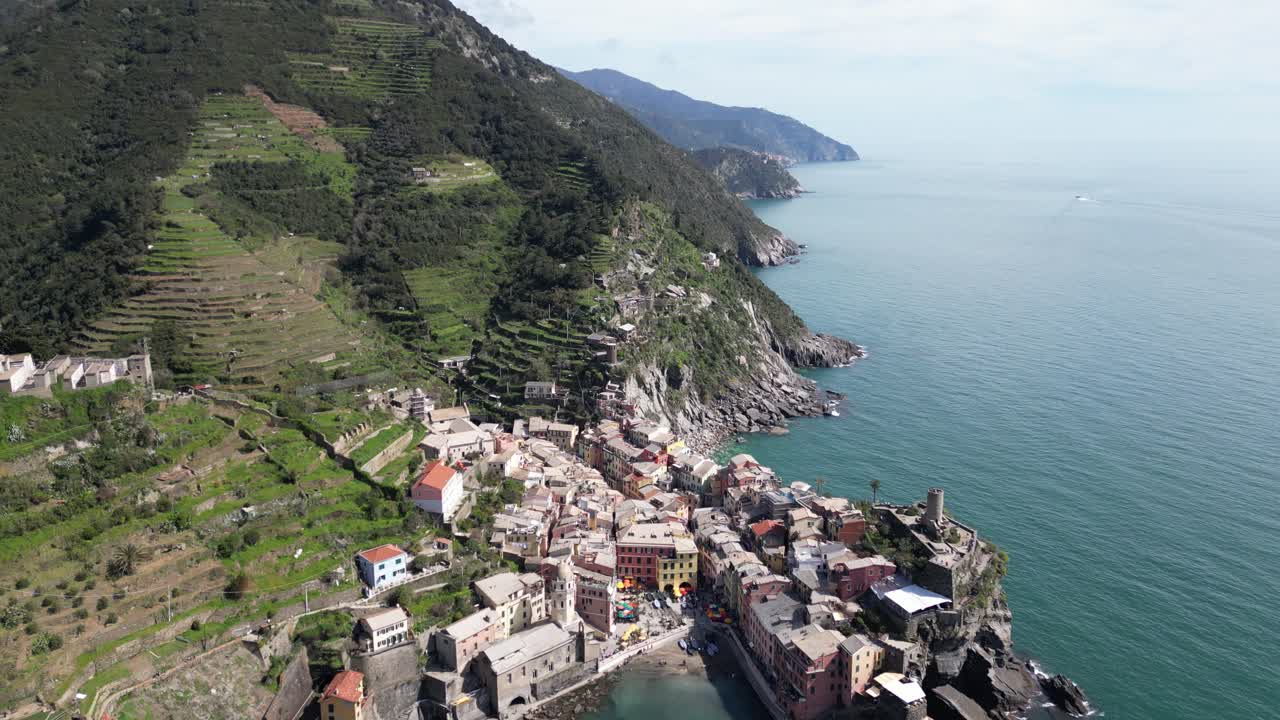 vernazza cinque terre (이탈리아) - 높고 넓은 기울기가 마을 위의 산을 드러니다.