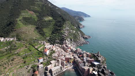 Vernazza-Cinque-Terre-Italia-Antena-Alta-Y-Amplia-Inclinación-Hacia-Arriba-Revela-Montañas-Sobre-El-Pueblo