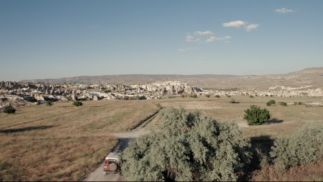 사막에서 지프의 총을 따라