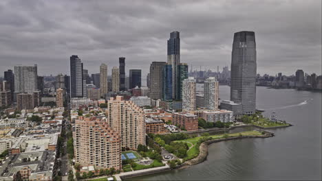 Jersey-City-Nueva-Jersey-Puerto-Aéreo-V26-Elevado-Que-Captura-El-Paisaje-Urbano-Del-Centro-De-La-Costa-Y-Las-Vistas-De-Nyc-Manhattan-A-Través-Del-Río-Hudson-Contra-El-Cielo-Siniestro---Filmado-Con-Mavic-3-Pro-Cine---Septiembre-De-2023