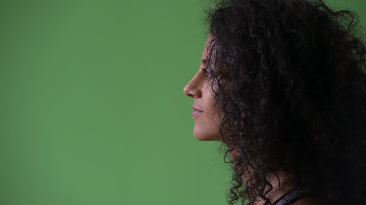 Vista di profilo di giovane e bella donna ispanica pensierosa, pronta per la palestra