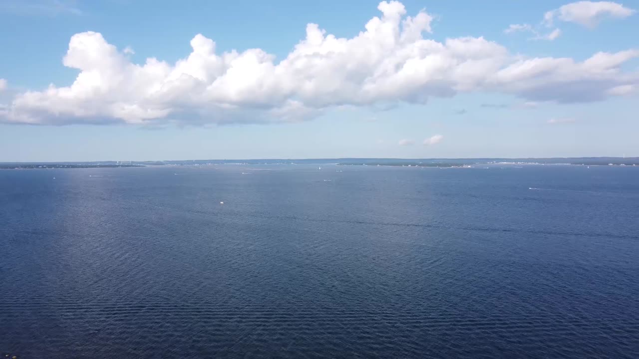 바닷물 위의 구름 저속 촬영