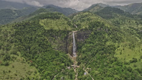 Diyaluma-Sri-Lanka-Antena-V3-Paso-Elevado-Inverso-Valles-Verdes-Que-Capturan-Un-Paisaje-Espectacular-De-Caídas-De-Acantilados-En-Bosques-Selváticos-Dentro-De-Las-Montañas-Onduladas---Filmado-Con-Mavic-3-Cine---Abril-De-2023