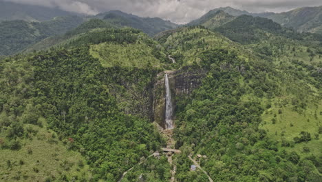 diyaluma sri lanka aerial v3 sobrevuelo inverso valles verdes capturando un paisaje espectacular de cataratas en los bosques de la jungla dentro de las montañas onduladas - filmado con mavic 3 cine - abril 2023