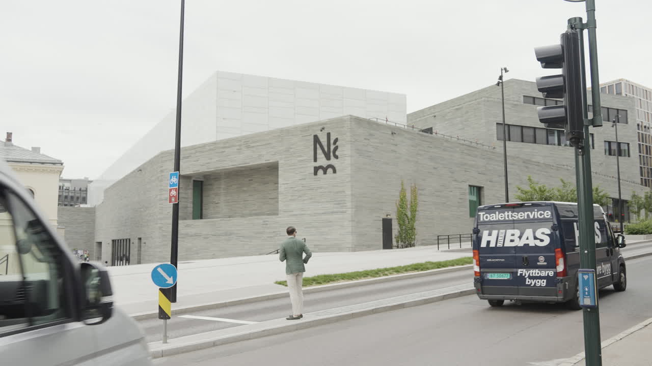 교통이 많은 도시 거리에 있는 현대적인 건물