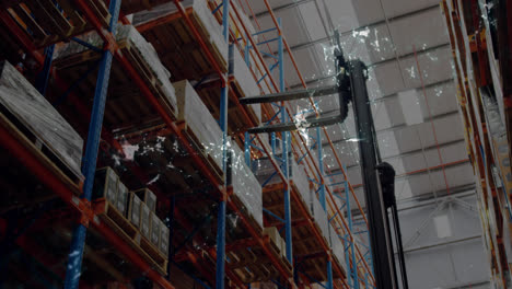 animación de puntos de luz brillantes sobre la carretilla elevadora y los estantes apilados en el almacén,