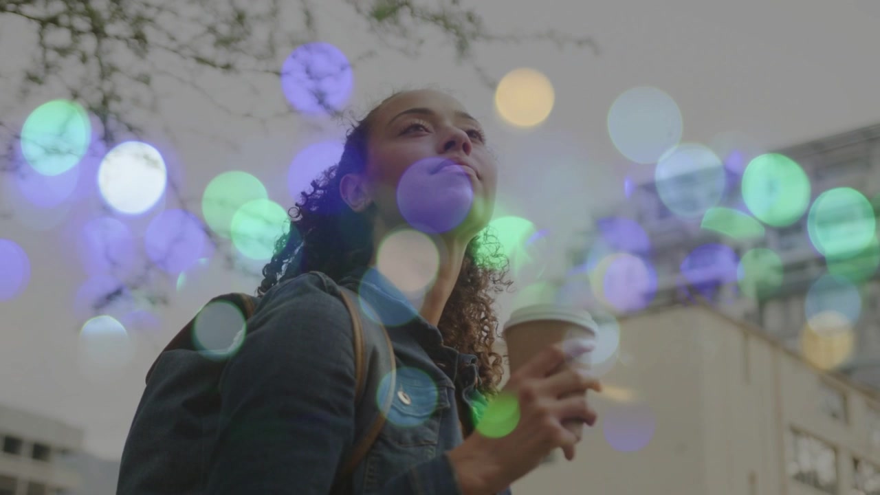 Kvinde løfter kop, nipper, går, kigger op, bokeh-overlay på kvinde og bygninger, marketing