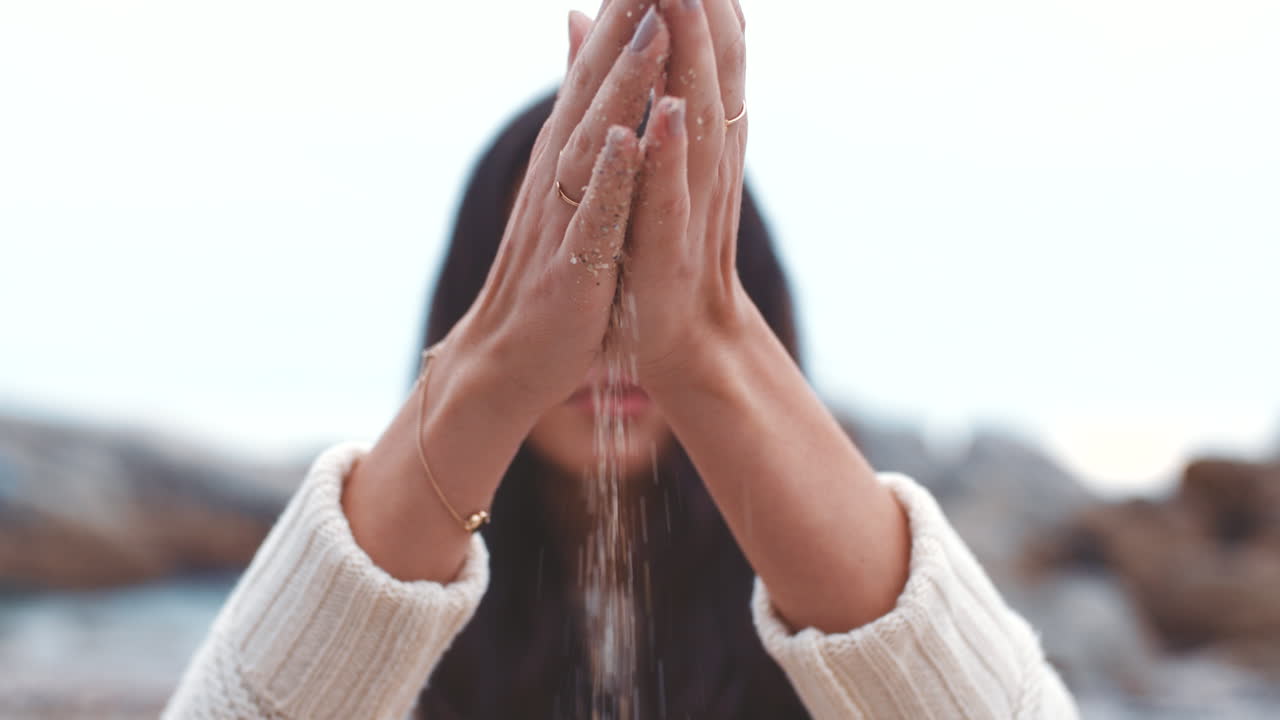 mano, arena y playa con las manos de una mujer