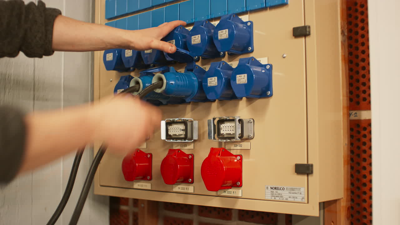 파란색 16a와 빨간색 32a의 세 단계 커터와 배포 상자를 가진 전기 패널