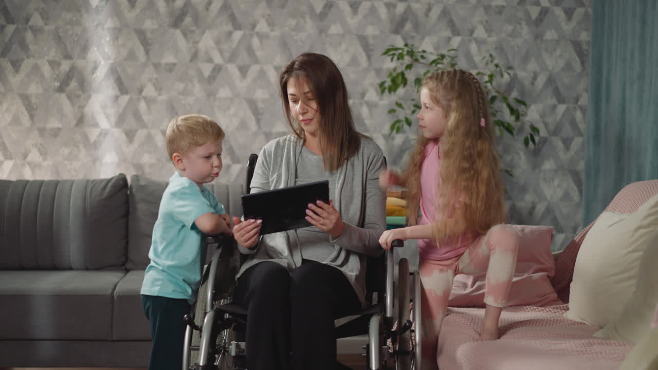 el niño pequeño activo y el preescolar distraen a la madre del trabajo