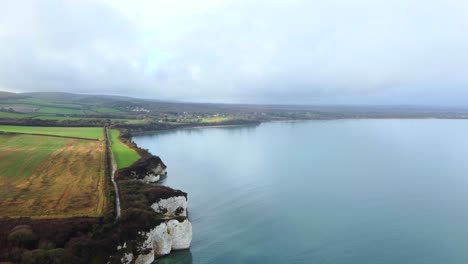 Toma-Aérea-De-Un-Popular-Sendero-Para-Caminar-En-La-Costa-De-Dorset,-Inglaterra