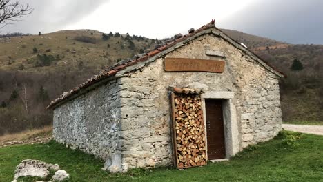 una casa vieja, refugio en las montañas, hecha de piedra