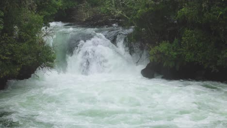 Rápidos-Del-Río-Corriendo-Sobre-Una-Cascada