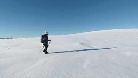 Von-Links-Nach-Rechts-Entlang-Einer-Verschneiten-Landschaft-Gehen