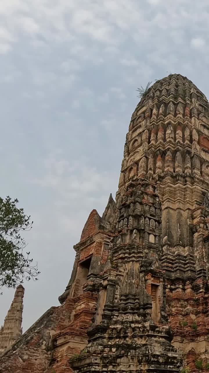 vista constante de las ruinas altísimas de un templo histórico