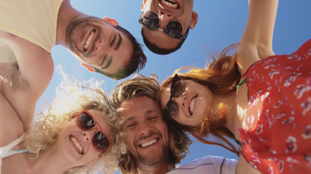 Amici giovani che si divertono in spiaggia 4k