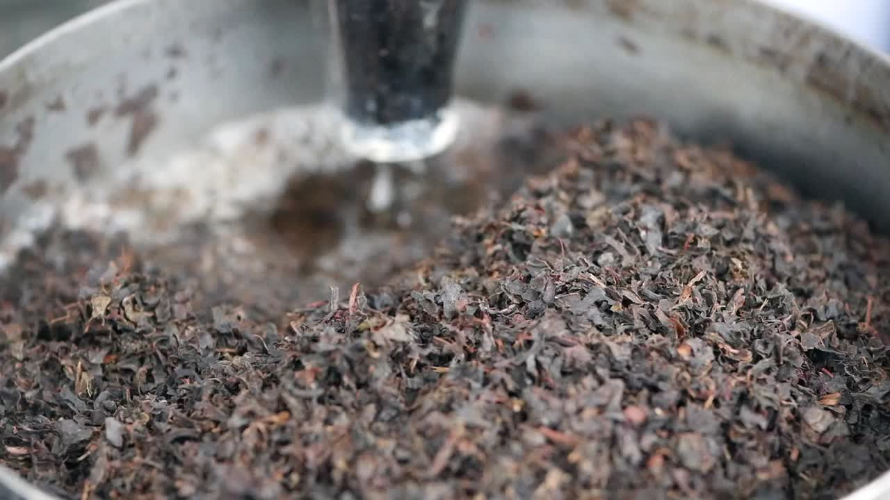 primer plano de las hojas de té negro