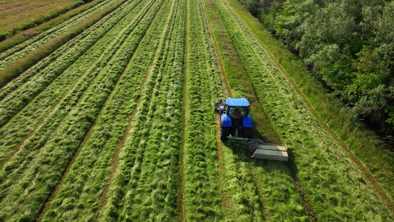 vista aérea de un tractor cortando un campo
