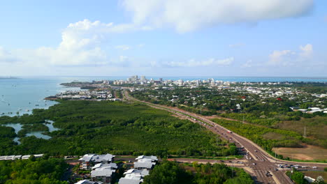 Panorama-Areal-Siguiendo-Una-Autopista-Hacia-Una-Ciudad-Costera