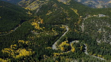 Amplio-Paisaje-Aéreo-Sobre-La-Hermosa-Carretera-De-Montaña-De-Otoño-Verde-Amarillo,-4k