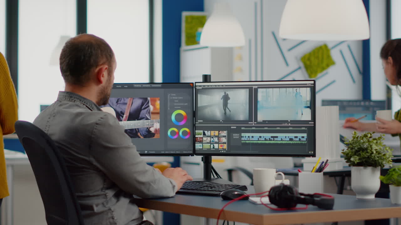 videógrafo edita el proyecto de video y corta imágenes y sonido