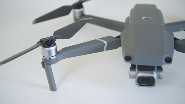Drone su superficie bianca con messa a fuoco a tiro