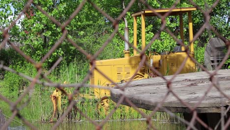 Una-Topadora-Abandonada-Se-Sienta-En-El-Agua-Mientras-Se-Oxida-Después-De-Que-Las-Aguas-Altas-Inundaron-Un-área-Que-Se-Dejó-Morir