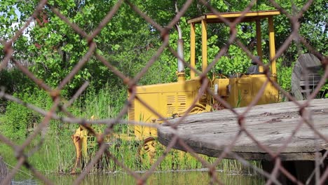 una excavadora abandonada se sienta en el agua mientras se oxida después de que las aguas altas inundaron un área dejada para morir