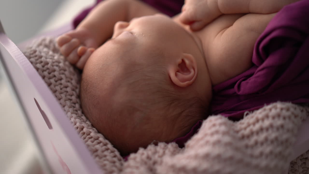 Un bebé recién nacido durmiendo pacíficamente