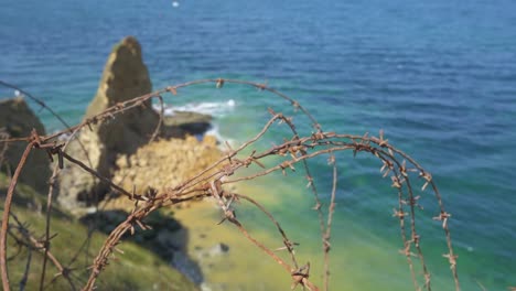 acantilados de point du hoc en normandía francia con alambre de púas de aterrizajes del día d
