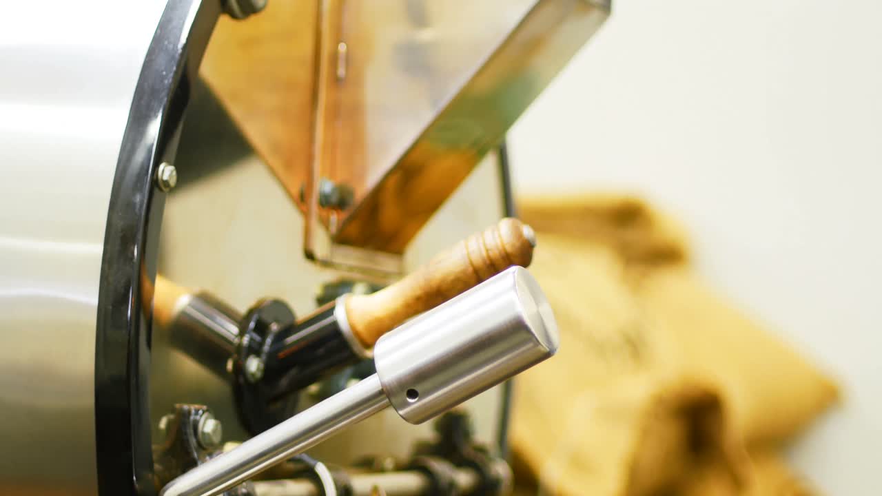 커피  ⁇ 는 기계 를 사용하는 사람