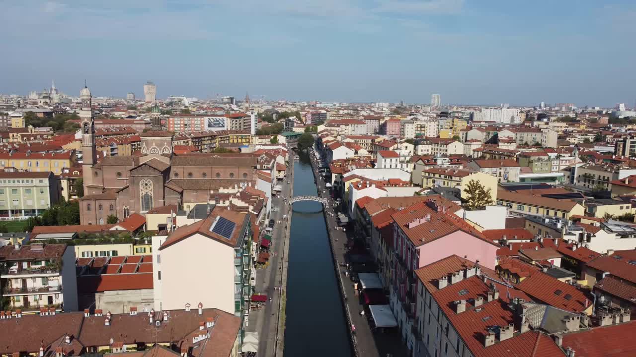 Canale d'acqua e splendidi tetti di Milano, quartiere Navigli, vista aerea