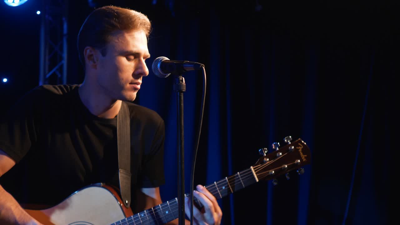 콘서트 록 밴드, 두 개의 전기 기타와 함께 무대에서 공연하는 가수, 뮤직비디오 크, 헤비 메탈 또는 록 그룹, 느린 동작 악기 연주 두 사람의 밴드