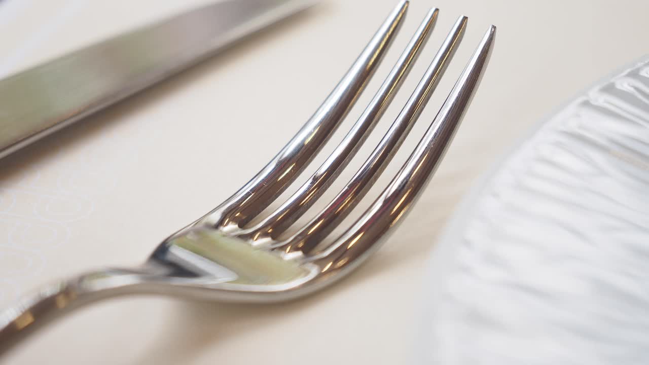 preparación de la mesa con tenedor y cuchillo