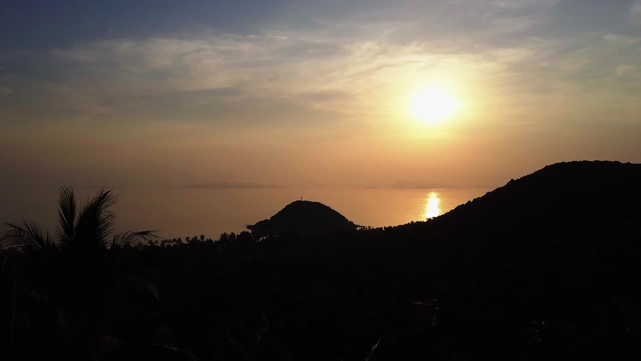 해가 지는 동안 코코 과 바다 위의 공중 비행