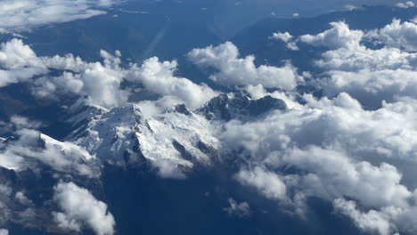 ¿vista aérea de la cordillera peak snow en el perú?