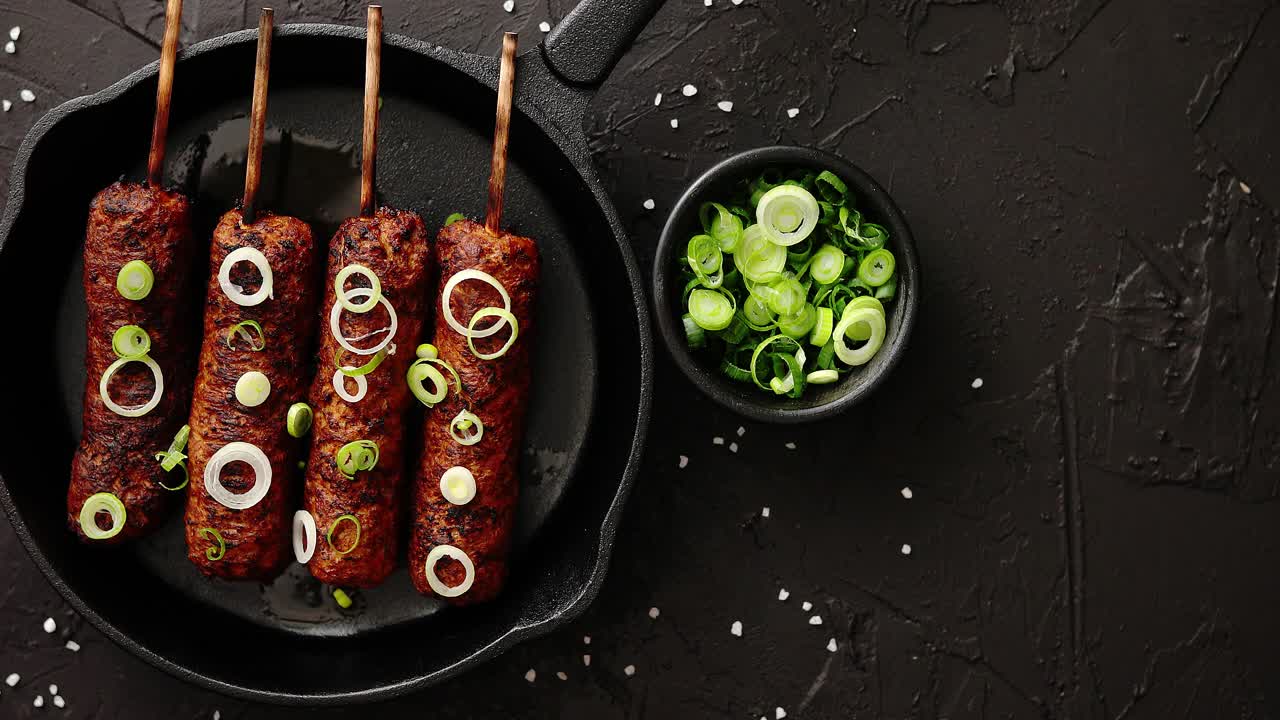 Grillattu kalkkunakebab koristeltuna tuoreella sipulilla
