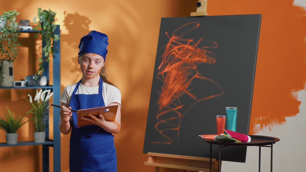 Ragazza che dipinge su aree di lavoro in uno studio d'arte
