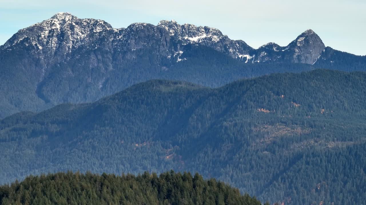 Punggungan Berhutan dan Puncak Terjal Terbentang di Pegunungan Burke di Kanada - Pengambilan Gambar Drone Udara