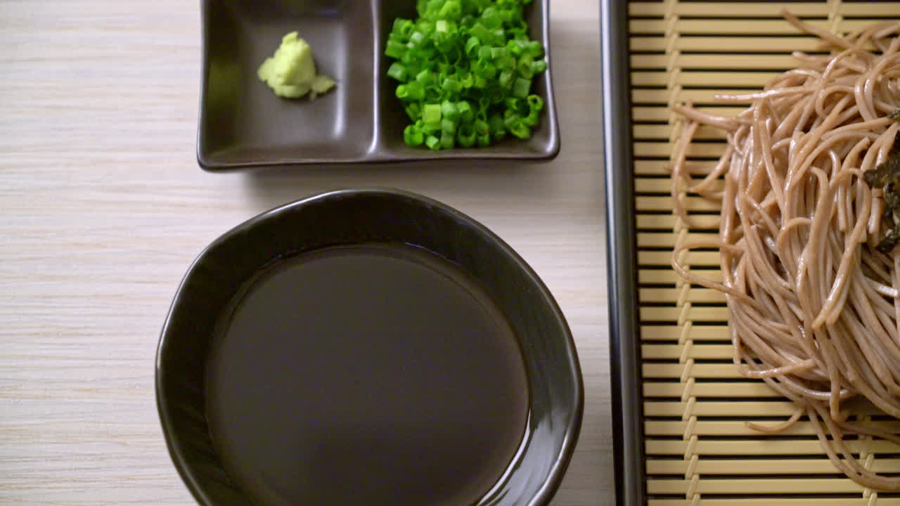 차가운 메밀 소바 또는 자루 라면 - 일식 스타일