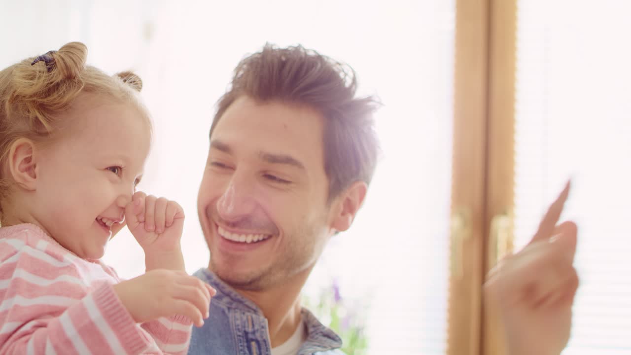 주방 에서 밀가루 를 가지고 놀고 있는 온 가족 의  ⁇ 드헬드 전망