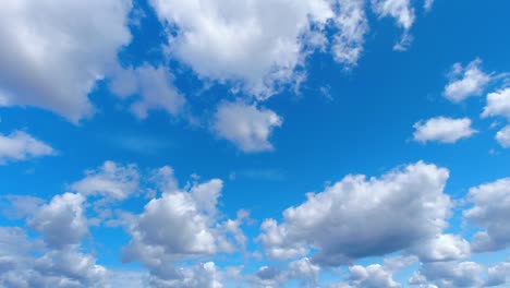 Time-lapse-of-large-white-clouds-moving-in-the-sky