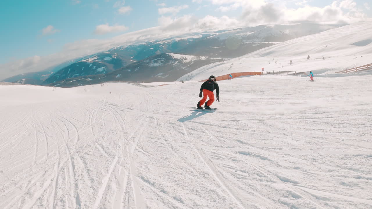 산에서 스노우보드를 타는 것