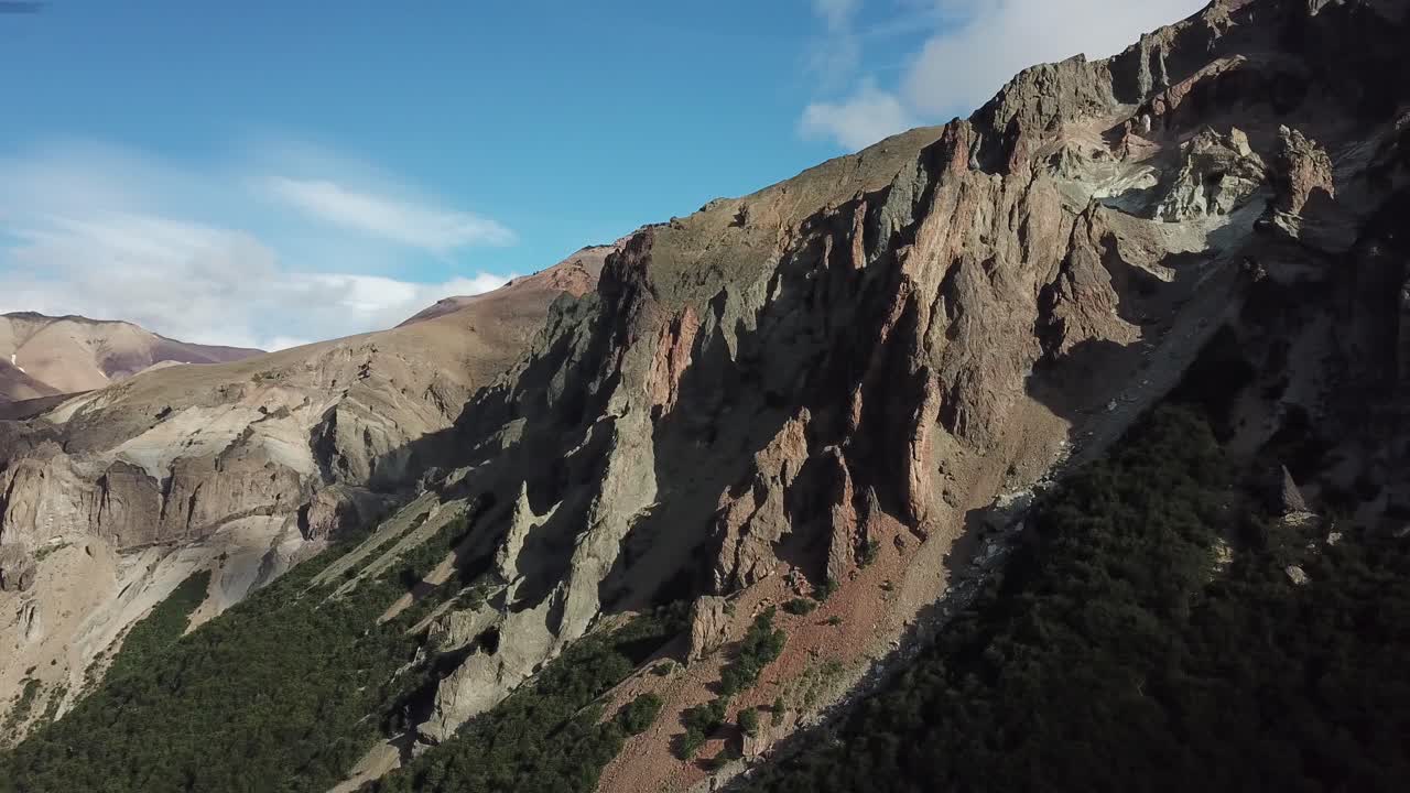 vista aérea de la formación de montañas rocosas en la región rural de chile aysen en un día soleado de verano