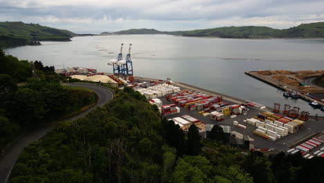 Coloridos-Contenedores-Oceánicos-Están-Cuidadosamente-Apilados-En-La-Terminal-De-Port-Chalmers-En-Dunedin,-Nueva-Zelanda