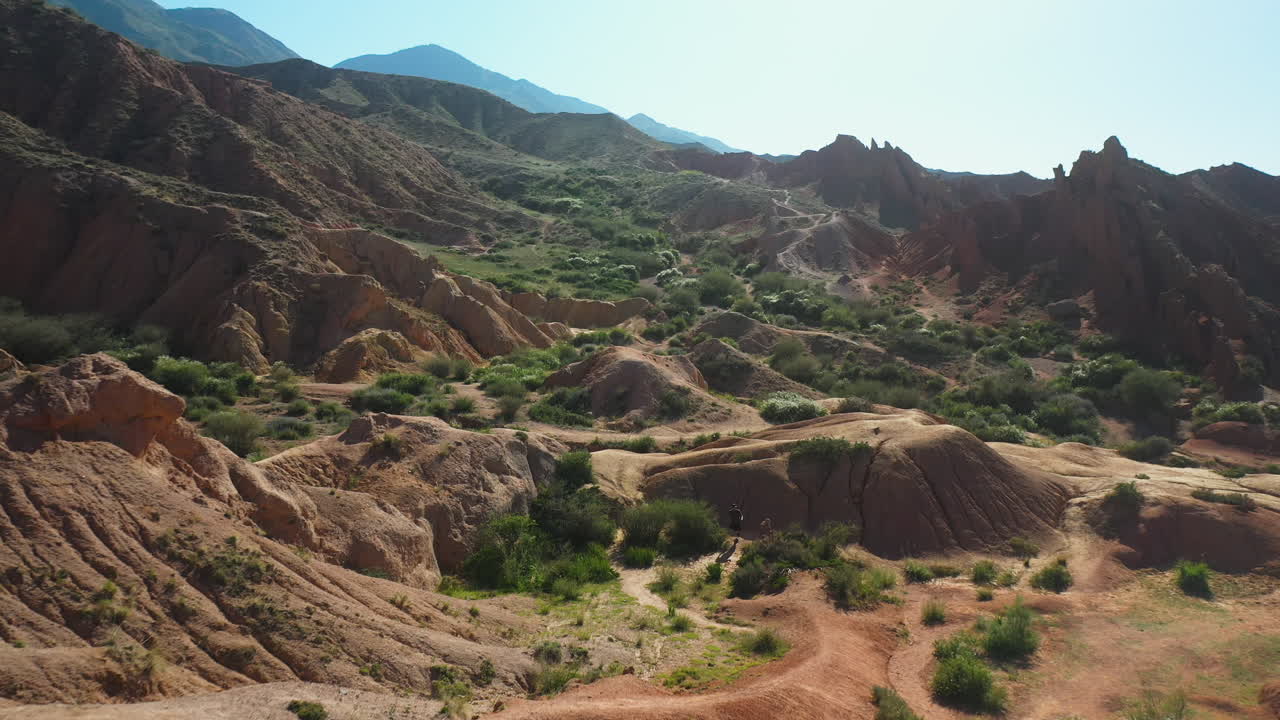Ampia ripresa con drone del Canyon delle Fiabe vicino al Lago Issyk-Kul a Karakol, Kirghizistan.